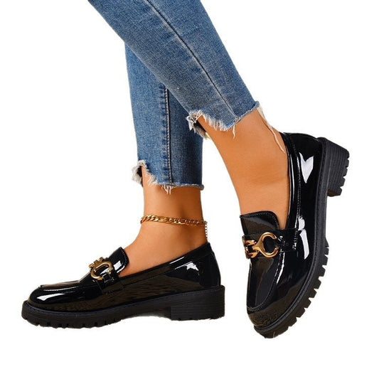 Chaussures à talons épais pour femme à bout rond et semelle épaisse.